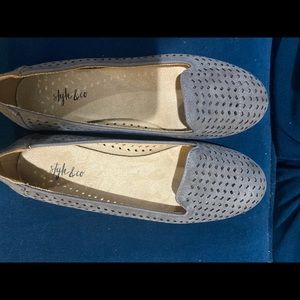 NWOT Style&co flat shoes size 6.5. Gray color. In very good condition.